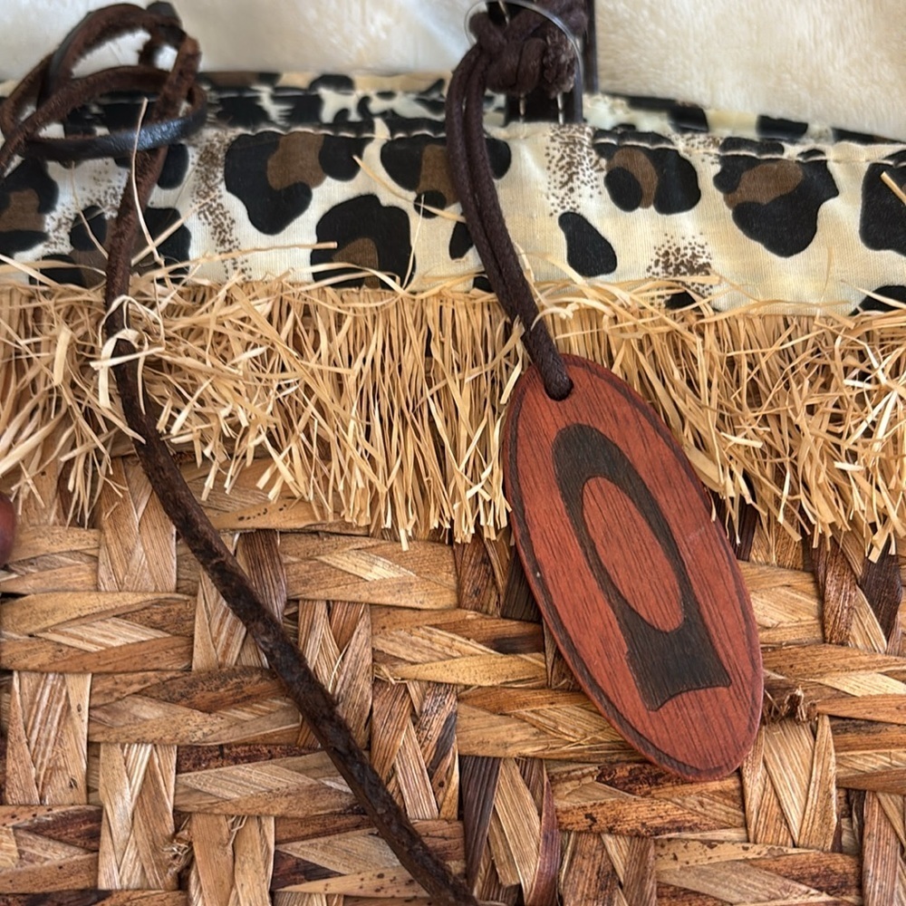 AUGUST BRAND..STRAW BAG HAS STRAW FRINGE ACCENT ANIMAL PRINT CLOTH INTERIOR 🤎 - Picture 2 of 9